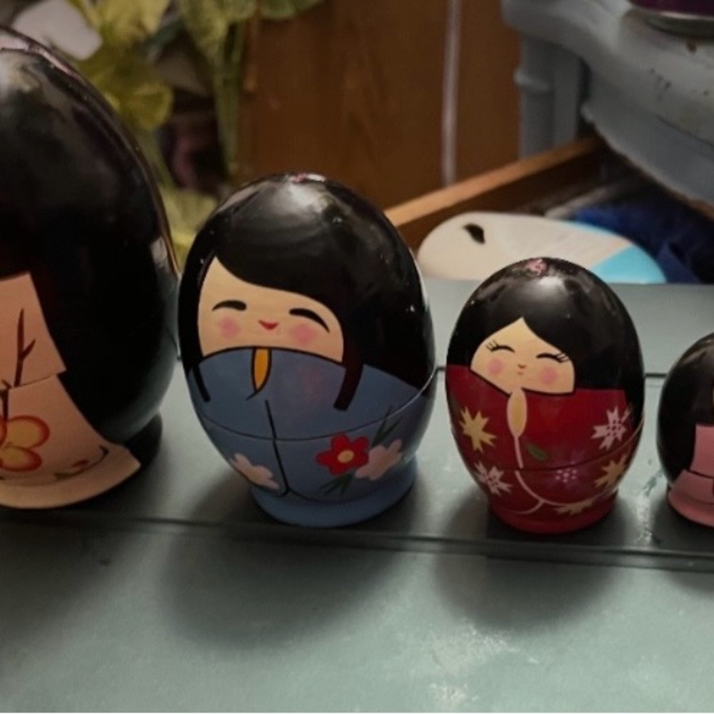 Vintage Hand Painted Wood Japanese
Nesting Dolls, Set of Colorful Nesting Dolls - Picture 5 of 16